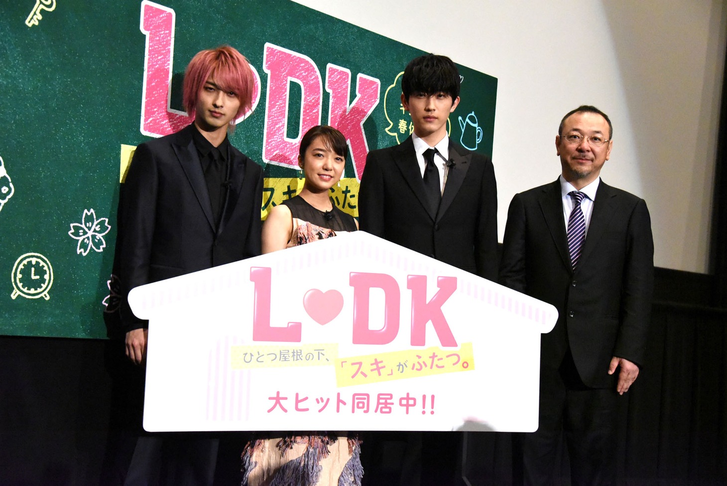 「L・DK ひとつ屋根の下、『スキ』がふたつ。」初日舞台挨拶の様子。左から横浜流星、上白石萌音、杉野遥亮、川村泰祐監督。