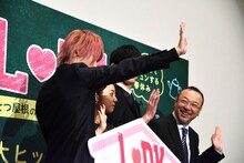 “エア壁ドン”する横浜流星（手前）。