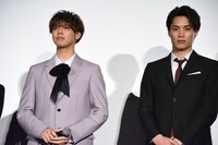 左から片寄涼太、鈴木伸之。