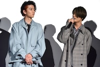 左から飯島寛騎、塩野瑛久。