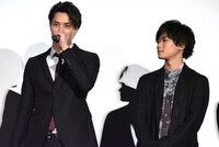 「好きな言葉は情熱です！」と自己紹介する鈴木伸之（左）。