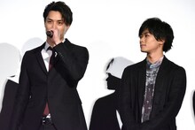 「好きな言葉は情熱です！」と自己紹介する鈴木伸之（左）。