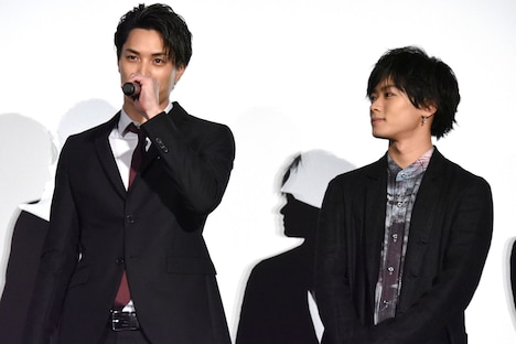 「好きな言葉は情熱です！」と自己紹介する鈴木伸之（左）。