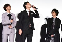 「スタッフの皆さんの思いがギューっと詰まっていて……ポンってどっかに飛んで行っちゃったよ」という謎のギャグを披露する鈴木伸之（中央）。