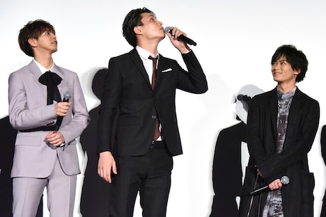 「スタッフの皆さんの思いがギューっと詰まっていて……ポンってどっかに飛んで行っちゃったよ」という謎のギャグを披露する鈴木伸之（中央）。