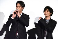 左から鈴木伸之、川村壱馬。