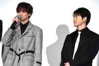 吉野北人（左）の挨拶を見守る佐野玲於（右）。