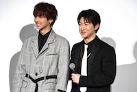 吉野北人（左）の背中を叩く佐野玲於（右）。