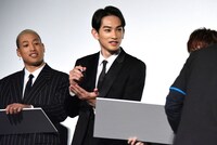 1人だけ似顔絵用のフリップをもらえず、「手に描けばいいですか!?」とスタッフに問う町田啓太。