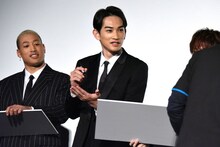 1人だけ似顔絵用のフリップをもらえず、「手に描けばいいですか!?」とスタッフに問う町田啓太。