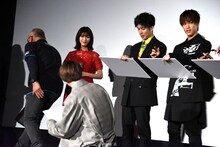 白石聖を間近で観察する塩野瑛久（手前）。