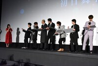 白石聖（左端）を観察するキャストたち。