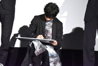 白石聖の似顔絵を描く川村壱馬。