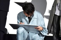 白石聖の似顔絵を描く飯島寛騎。