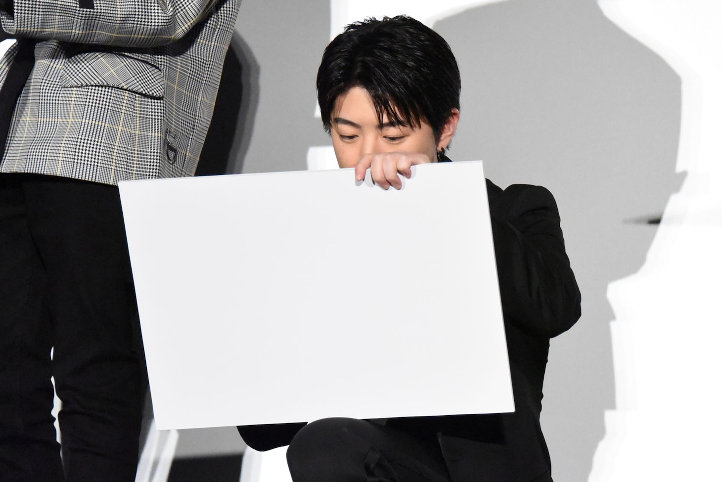 白石聖の似顔絵を描く佐野玲於。