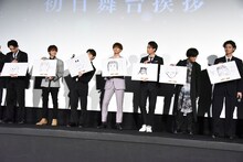 白石聖の似顔絵を発表するキャストたち。