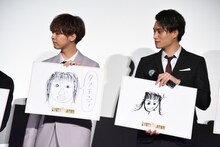 白石聖の似顔絵を発表する片寄涼太（左）、鈴木伸之（右）。