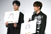 白石聖の似顔絵を発表する長谷川誠（左）、藤原樹（右）。