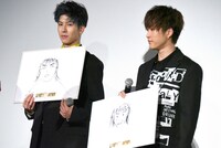 白石聖の似顔絵を発表する長谷川誠（左）、藤原樹（右）。