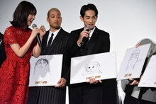 キャストの絵にコメントする白石聖（左）。