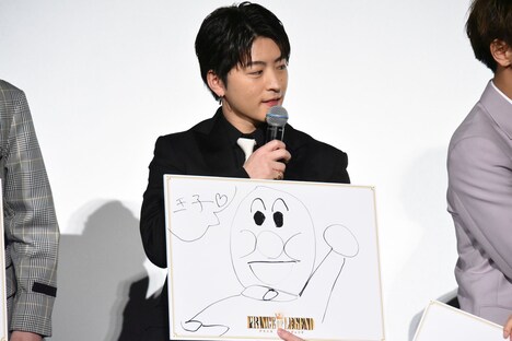 1人だけアンパンマンの絵を描いた佐野玲於。