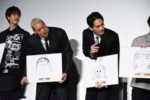 白石聖の似顔絵を発表するキャストたち。