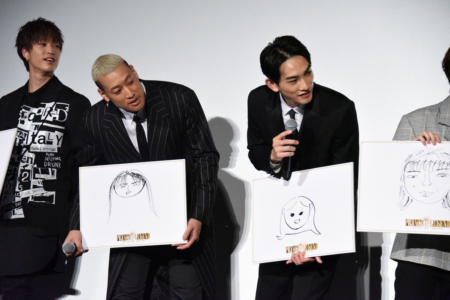 白石聖の似顔絵を発表するキャストたち。