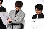 白石聖の似顔絵を発表する吉野北人（左）、佐野玲於（右）。