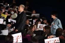 客席通路を通って登場する関口メンディー（左）、飯島寛騎（右）。