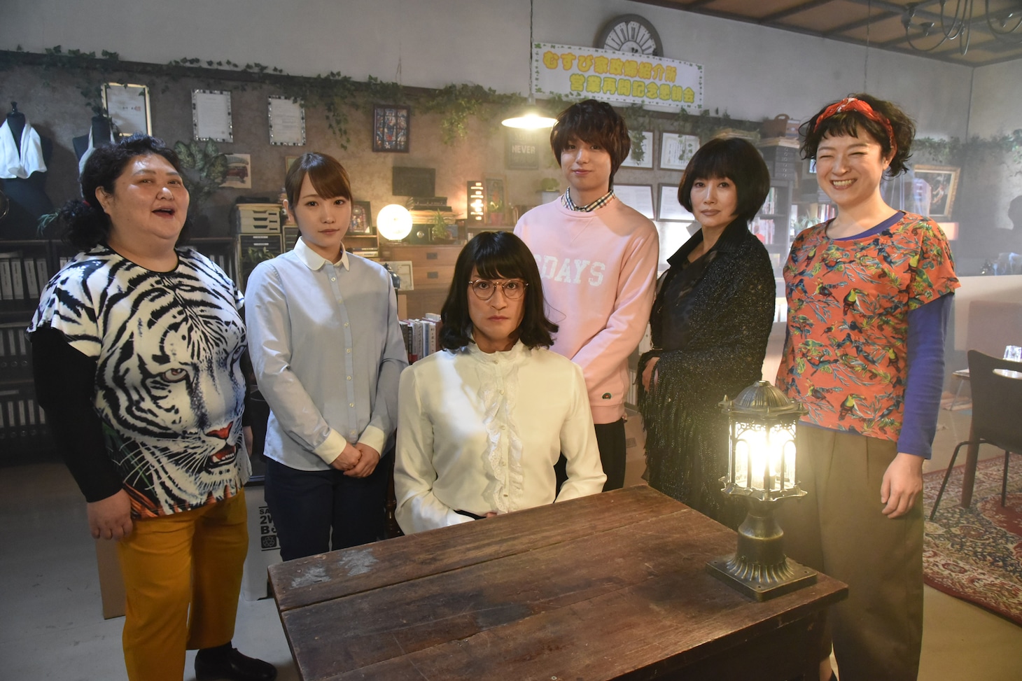 左から平田敦子、川栄李奈、松岡昌宏、伊野尾慧、余貴美子、しゅはまはるみ。