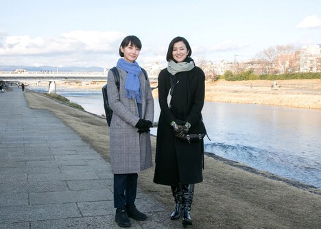 左から波瑠、鈴木京香。