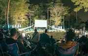 過去の「夜空と交差する森の映画祭」の様子。