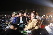 過去の「夜空と交差する森の映画祭」の様子。