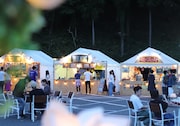 過去の「夜空と交差する森の映画祭」の様子。