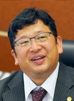 チャンカワイ演じる上町修。