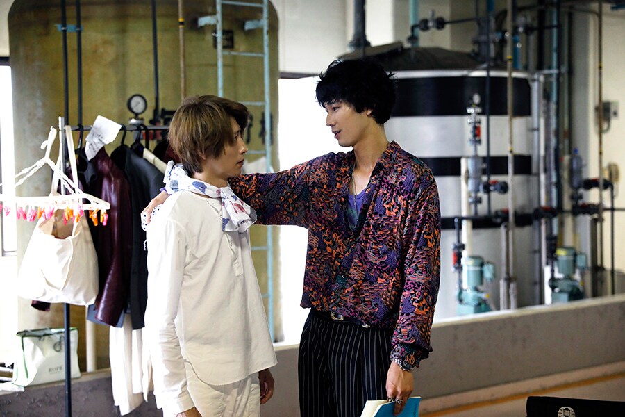 鈴木拡樹がピース、清原翔は銃構える「虫籠の錠前」オフショット