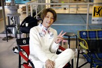 撮影の待ち時間に、リラックスしてピースサインを決める鈴木拡樹。