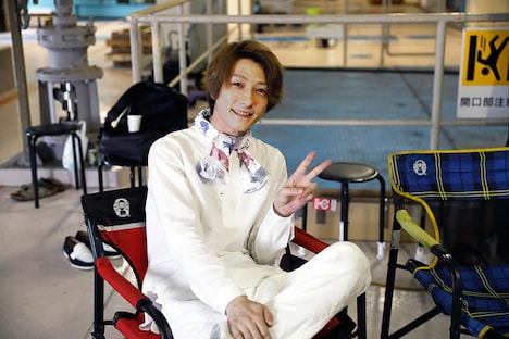 撮影の待ち時間に、リラックスしてピースサインを決める鈴木拡樹。