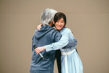 塚本連平（左）とハグする篠原涼子（右）。