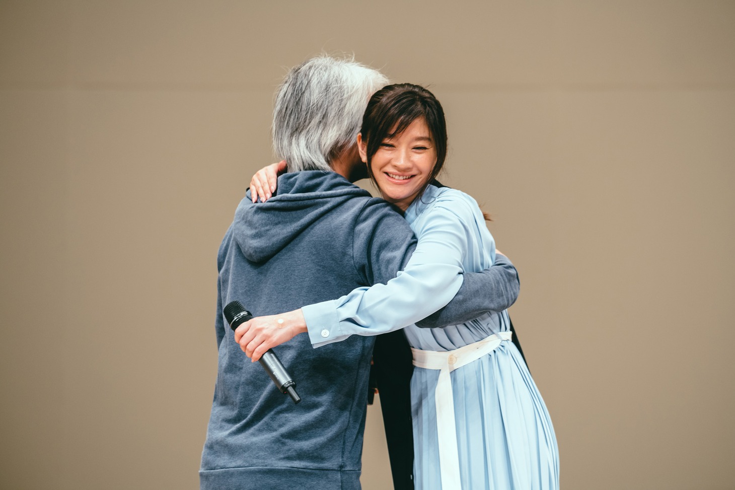 塚本連平（左）とハグする篠原涼子（右）。