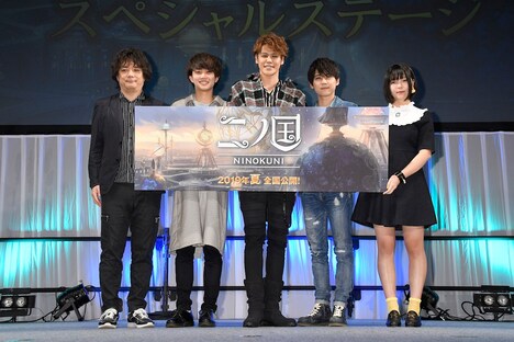 左から日野晃博、せりしゅん、宮野真守、梶裕貴、水瀬遥。