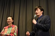 上映後の舞台挨拶だと気付いて驚く田中圭（右）。