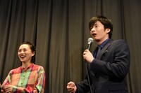 上映後の舞台挨拶だと気付いて驚く田中圭（右）。