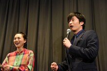 上映後の舞台挨拶だと気付いて驚く田中圭（右）。