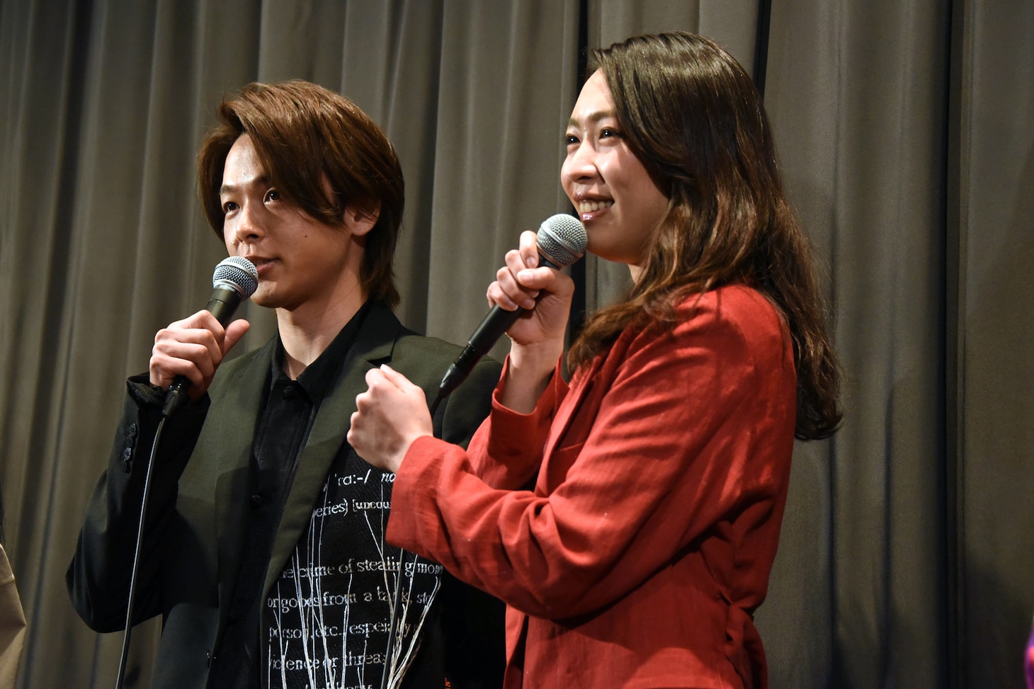 自己紹介の裏話を披露する黒川芽以（右）と、とぼける中村倫也（左）。
