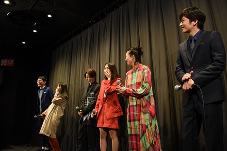 「美人が婚活してみたら」初日舞台挨拶の様子。