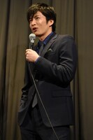 カッコつけた様子で「執筆活動を始めたい」と話す田中圭。