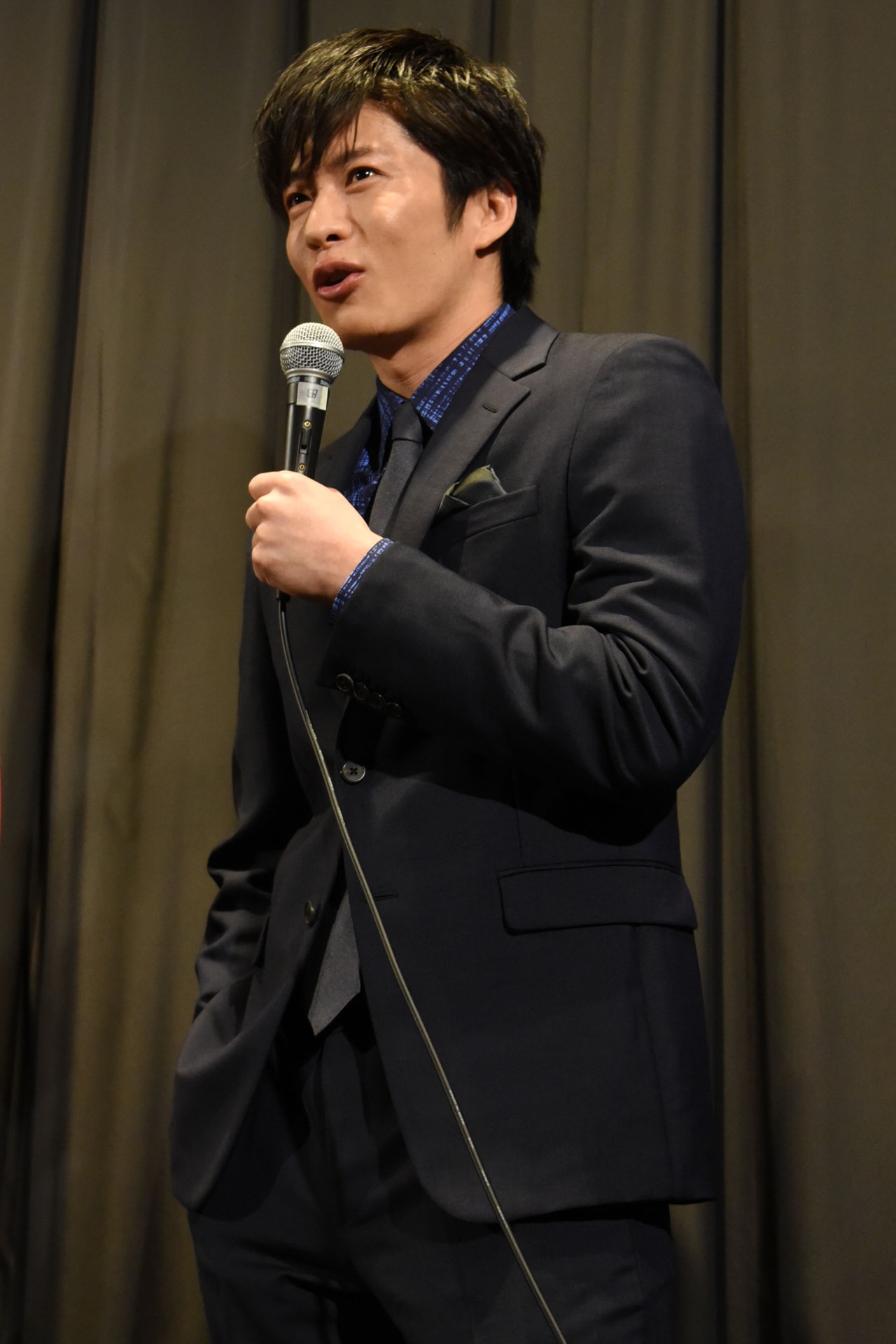 カッコつけた様子で「執筆活動を始めたい」と話す田中圭。