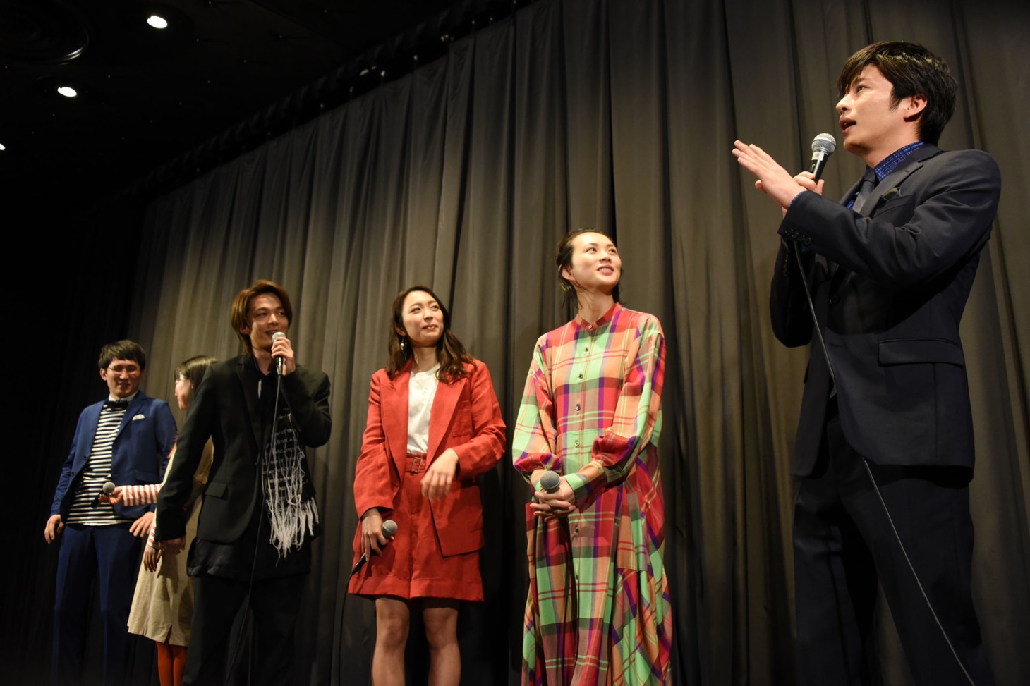「美人が婚活してみたら」初日舞台挨拶の様子。