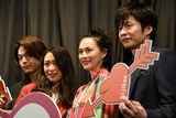 左から中村倫也、黒川芽以、臼田あさ美、田中圭。